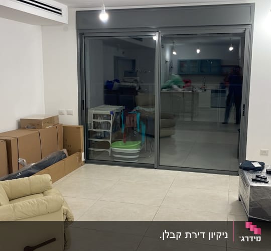 סלון מרווח ונקי עם ריצוף גרניט פורצלן וחלונות ויטרינה גדולים